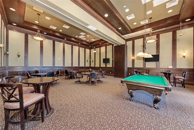 playroom featuring crown molding, billiards, a tray ceiling, and carpet flooring