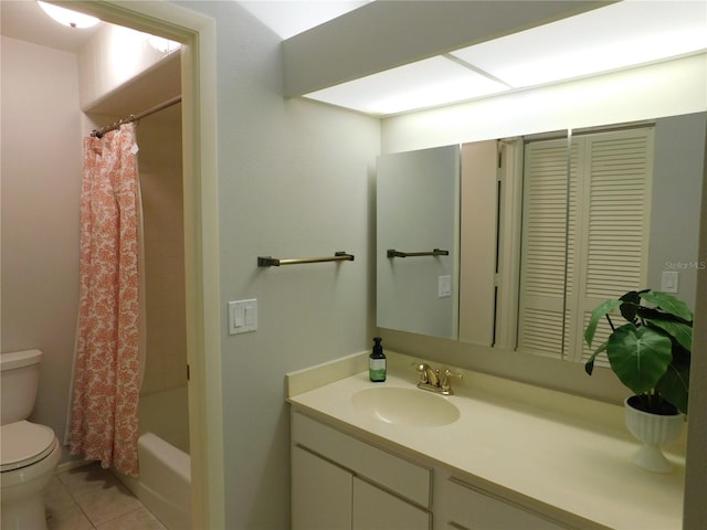 full bathroom featuring tile patterned floors, vanity, shower / bath combo, and toilet