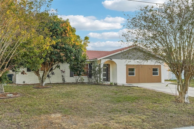 view of front of house featuring a front lawn