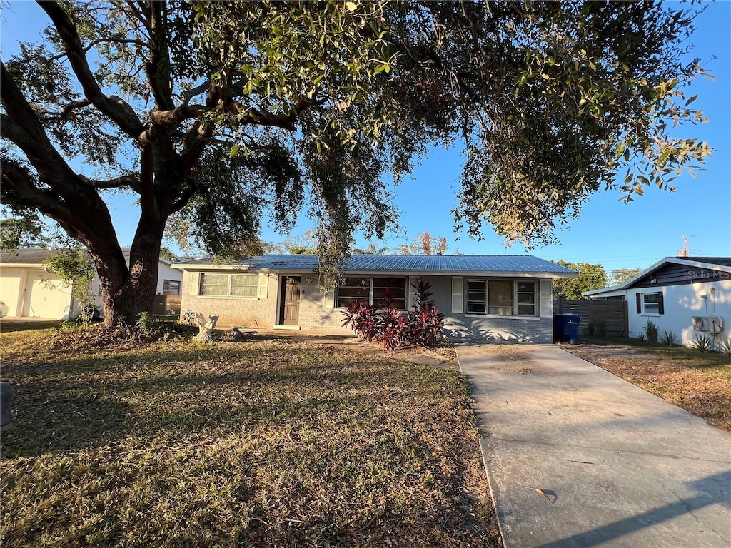 ranch-style home with a front yard