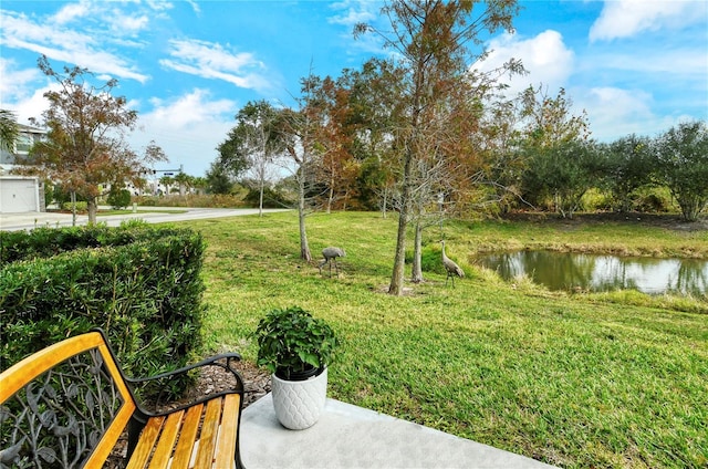 view of yard featuring a water view