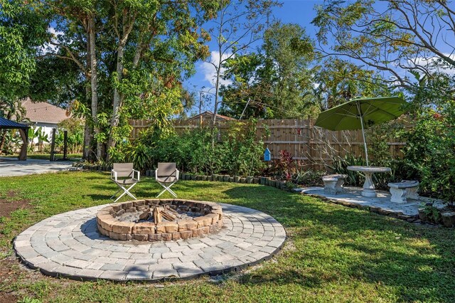 view of yard featuring a fire pit