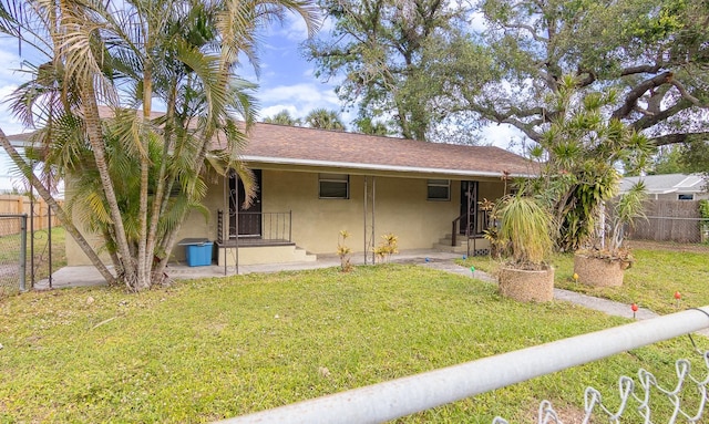 view of front facade featuring a front lawn