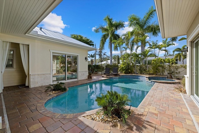 view of pool with an in ground hot tub and a patio area