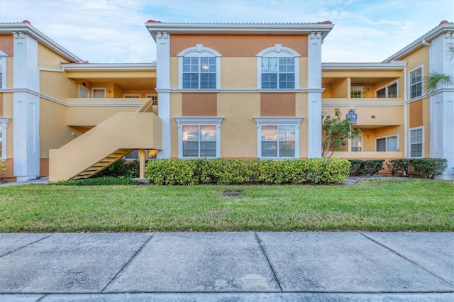 view of front facade with a front yard