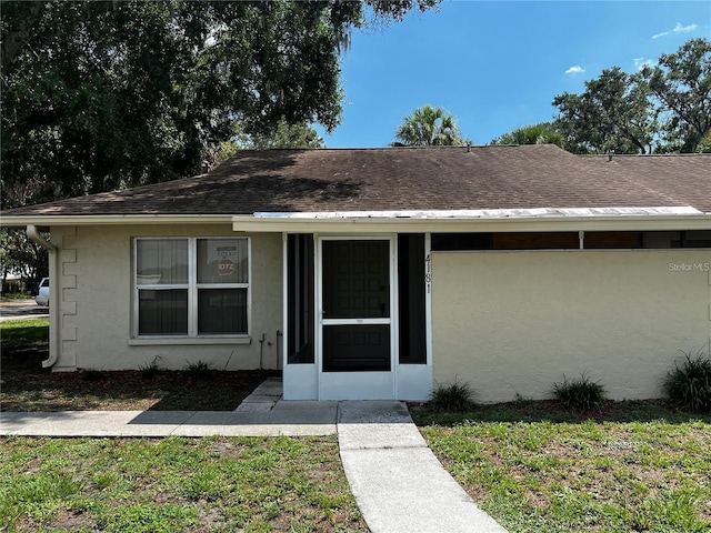 single story home with a front lawn