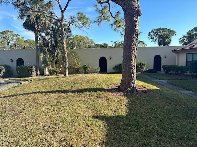 view of front of house featuring a front lawn