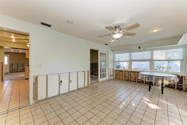 sunroom with ceiling fan