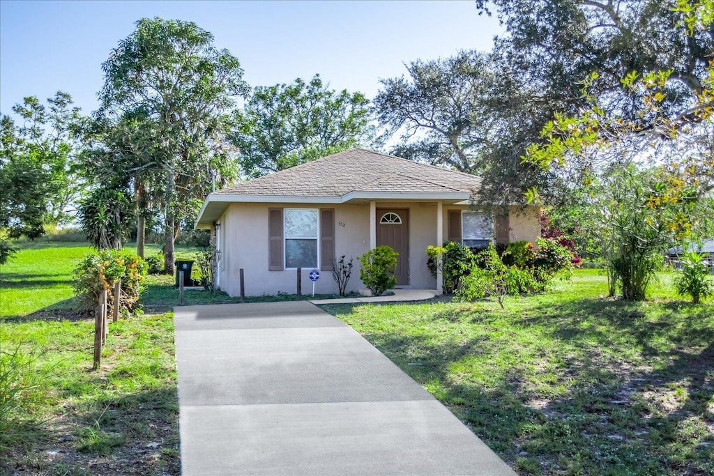 view of front of property with a front yard