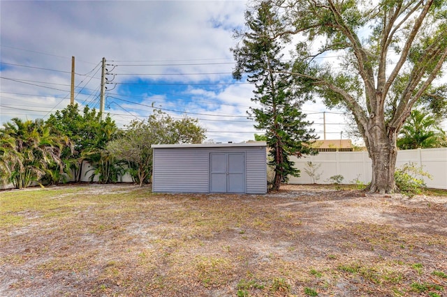 view of yard featuring a storage shed