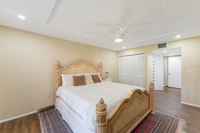 bedroom featuring ceiling fan, a closet, and dark hardwood / wood-style floors