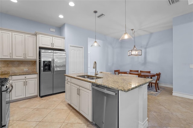 kitchen featuring backsplash, stainless steel appliances, a kitchen island with sink, sink, and pendant lighting