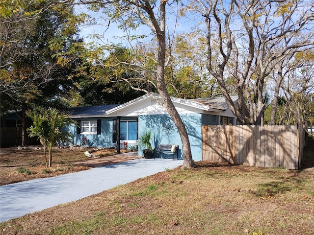 single story home featuring a front lawn