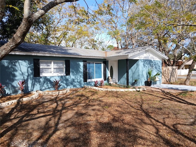 single story home with a front lawn