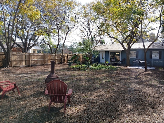 view of yard featuring a patio