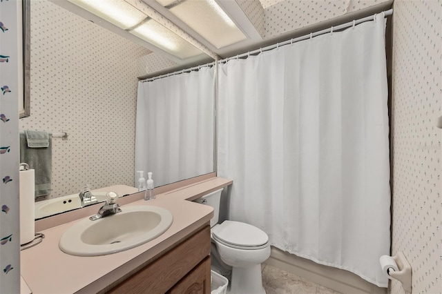 full bathroom featuring toilet, shower / bath combo with shower curtain, and vanity