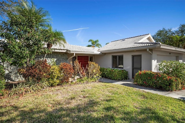 view of front of home featuring a front yard and a garage