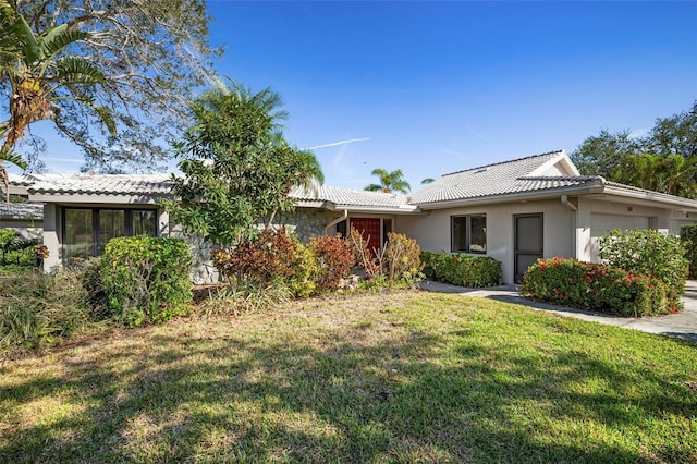 view of front of property featuring a front yard