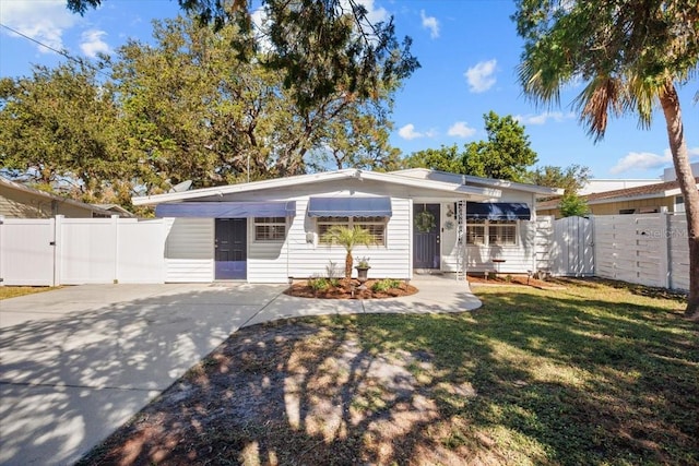 ranch-style house featuring a front yard