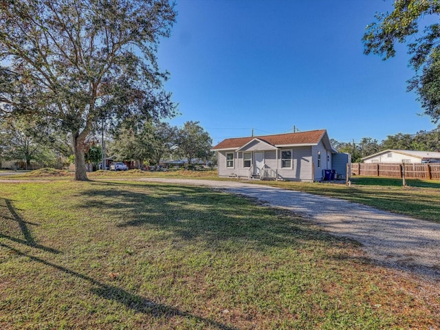 single story home with a front lawn