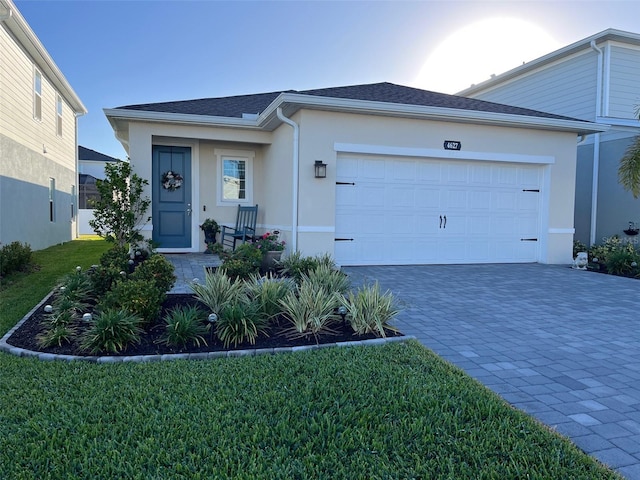 view of front of home featuring a front yard and a garage