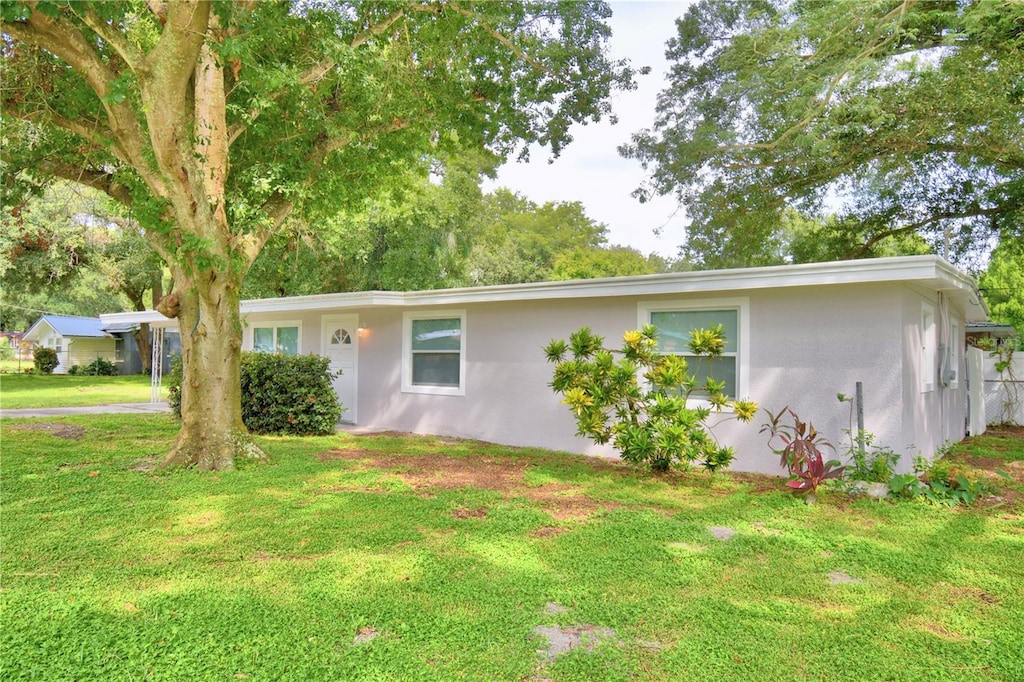 single story home featuring a front yard