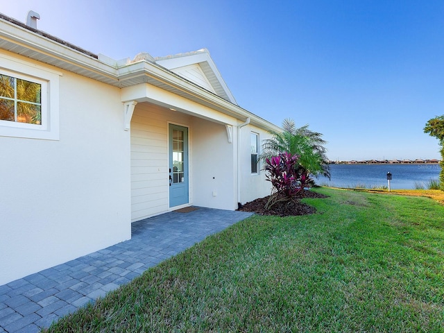 view of yard featuring a water view