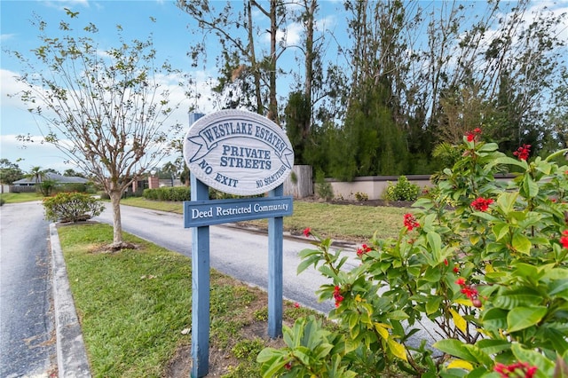 community / neighborhood sign featuring a yard