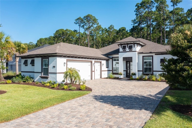 view of front of home featuring a front yard and a garage