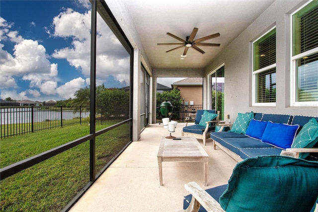 sunroom with ceiling fan