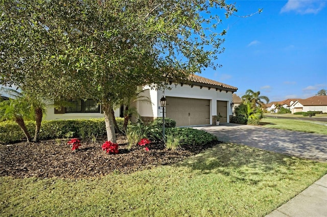 view of front of home featuring a front yard and a garage