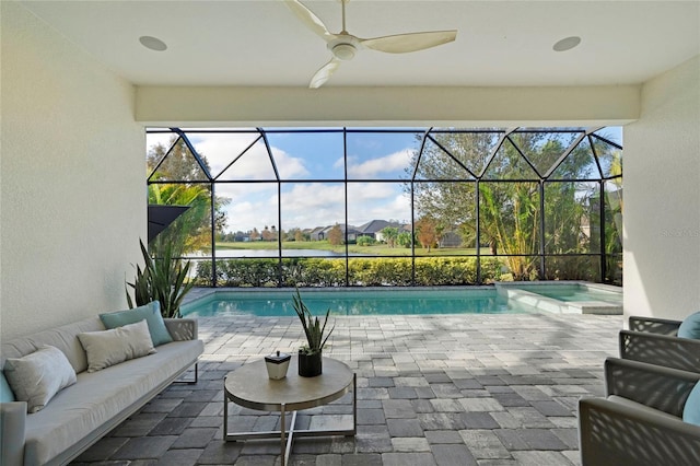 view of swimming pool featuring an in ground hot tub, an outdoor hangout area, a lanai, ceiling fan, and a patio