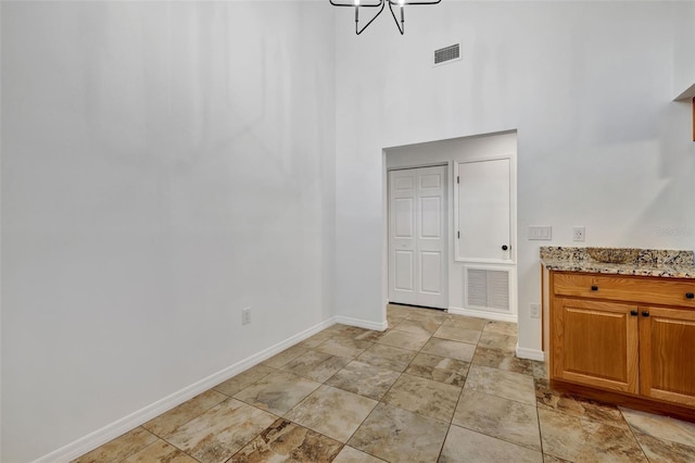 bathroom featuring an inviting chandelier