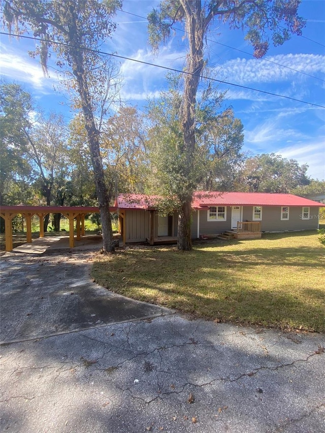 ranch-style home featuring a front lawn