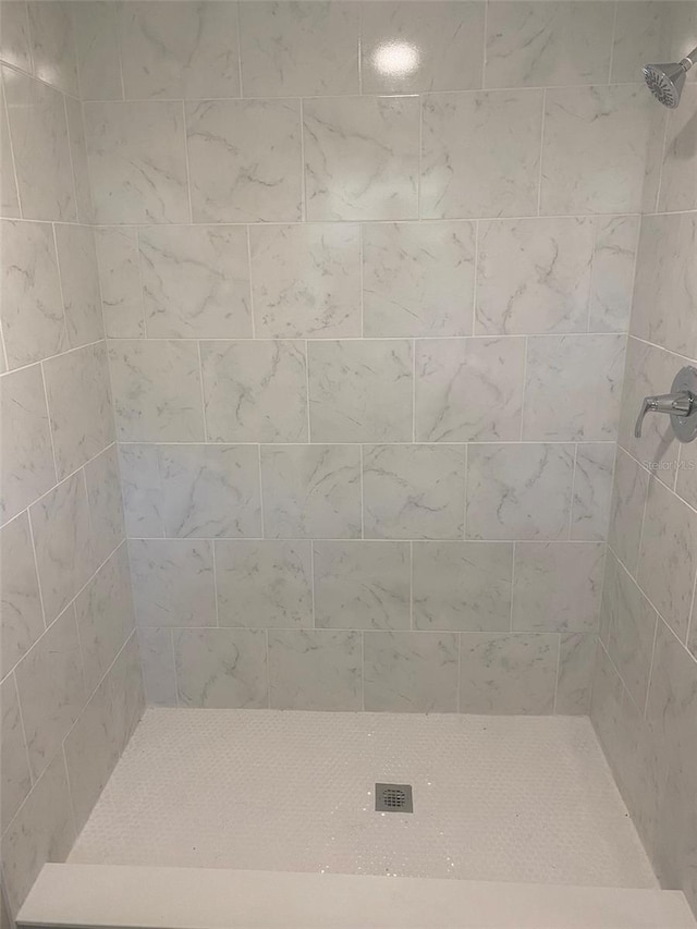 bathroom featuring tiled shower