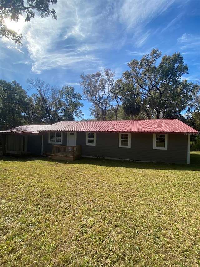 view of front of property featuring a front yard