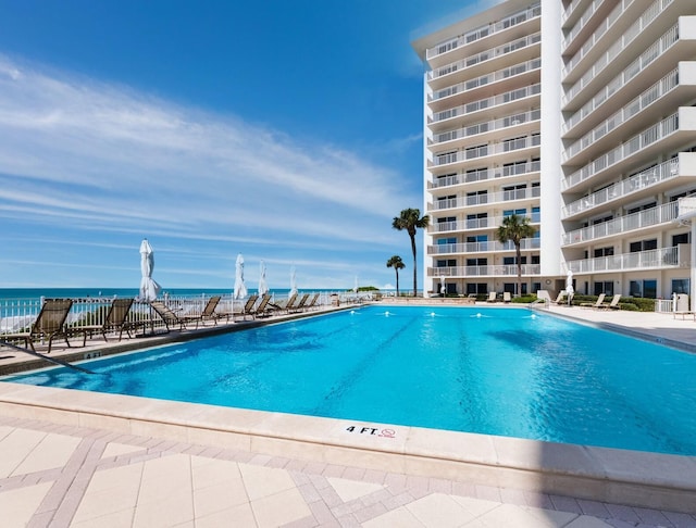 view of swimming pool featuring a water view