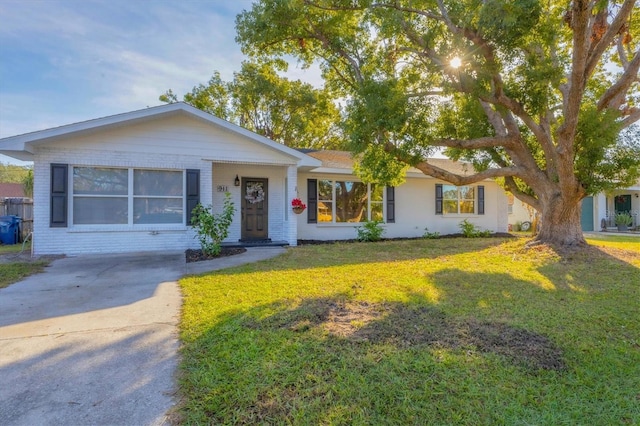 ranch-style home featuring a front lawn