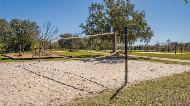 view of property's community featuring a yard