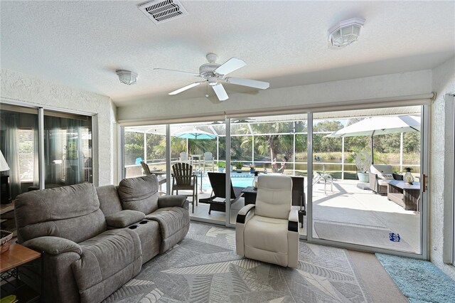 sunroom with ceiling fan