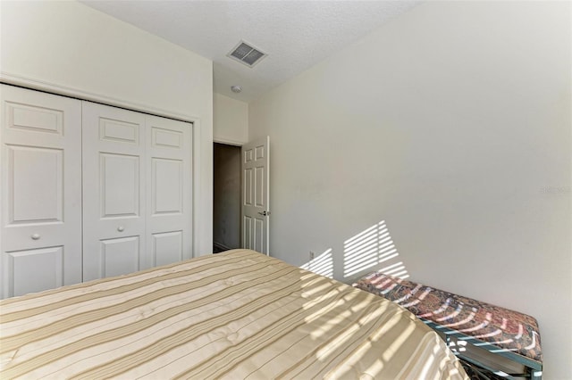 unfurnished bedroom featuring a textured ceiling and a closet