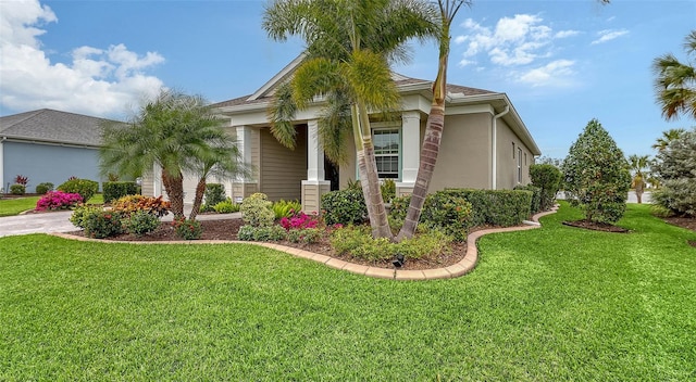 view of front of property featuring a front lawn