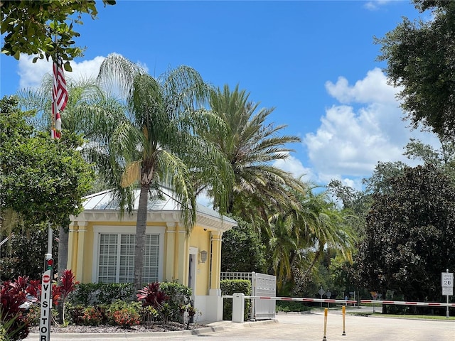 surrounding community with volleyball court