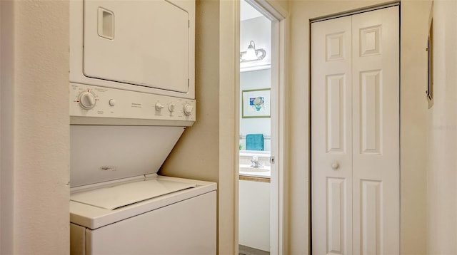 laundry area with sink and stacked washer and clothes dryer