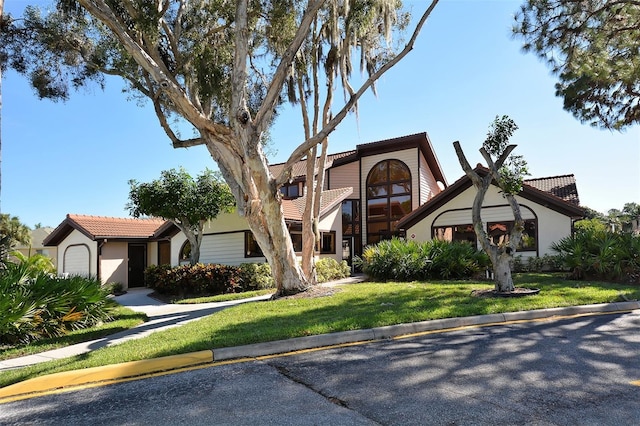 view of front of house featuring a front lawn