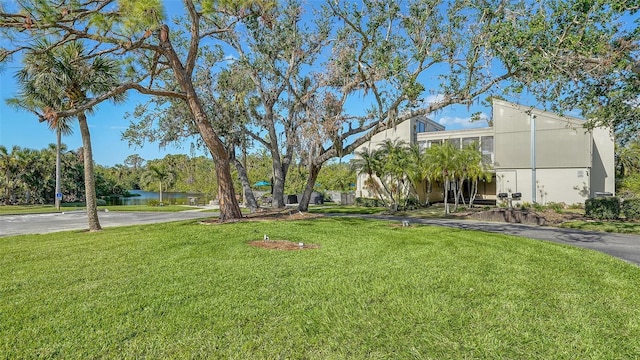 view of yard featuring a water view