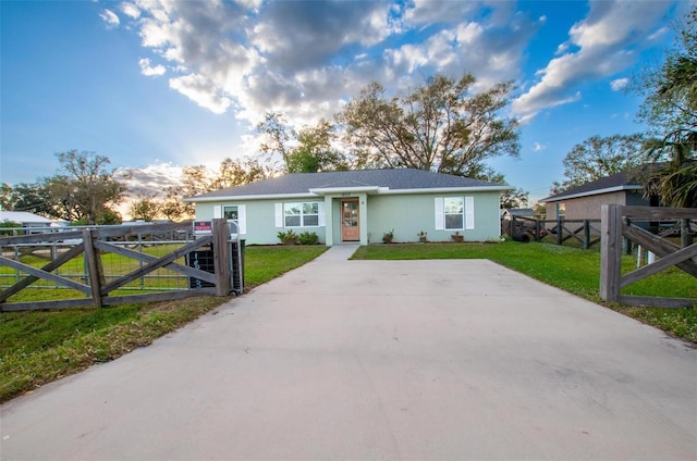 single story home with a front lawn