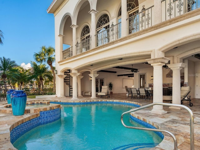 view of swimming pool with an in ground hot tub, ceiling fan, and a patio