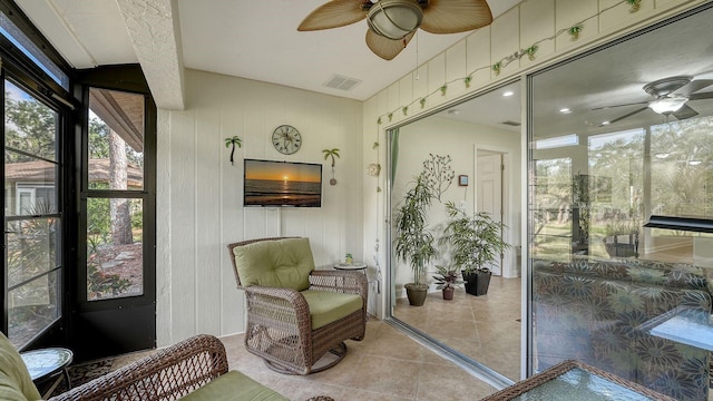 sunroom with ceiling fan