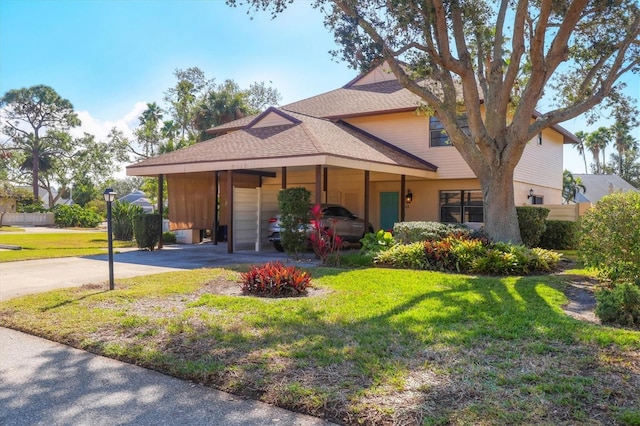 view of front of home featuring a carport and a front yard